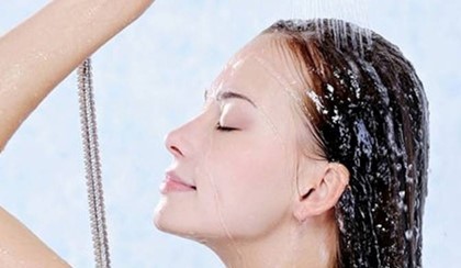 Tắm nước nóng hay nước lạnh tốt cho da